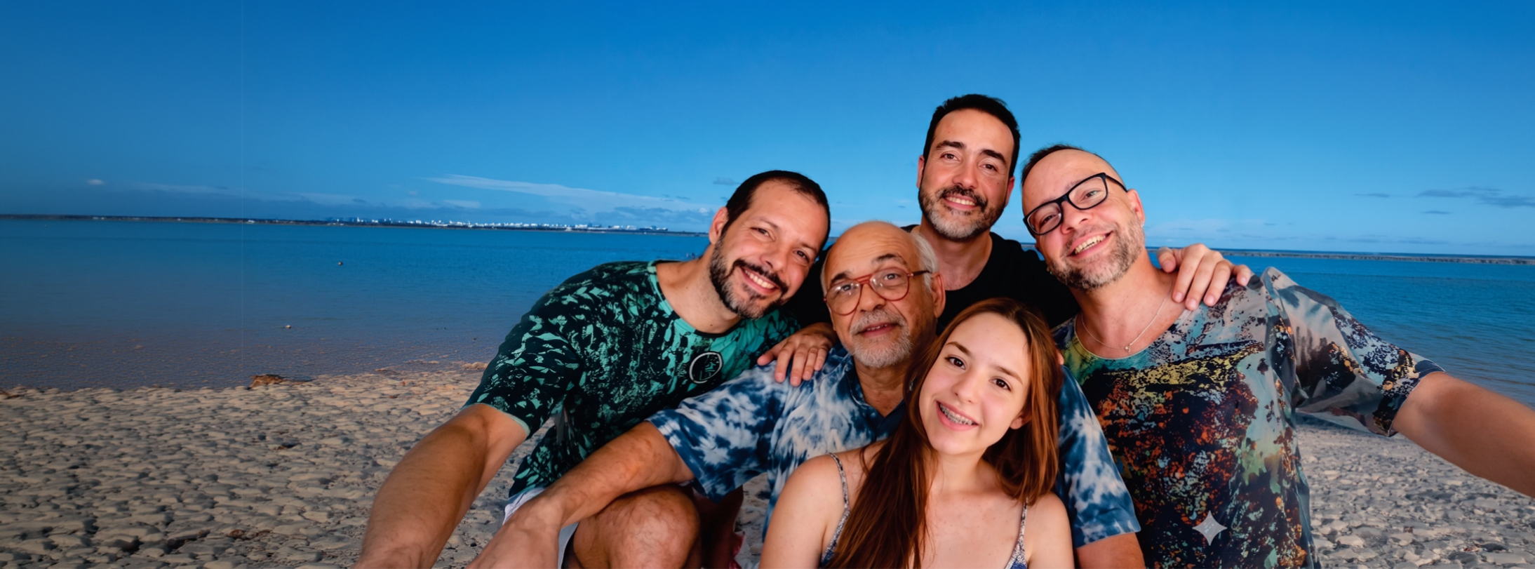 Família reunida na praia